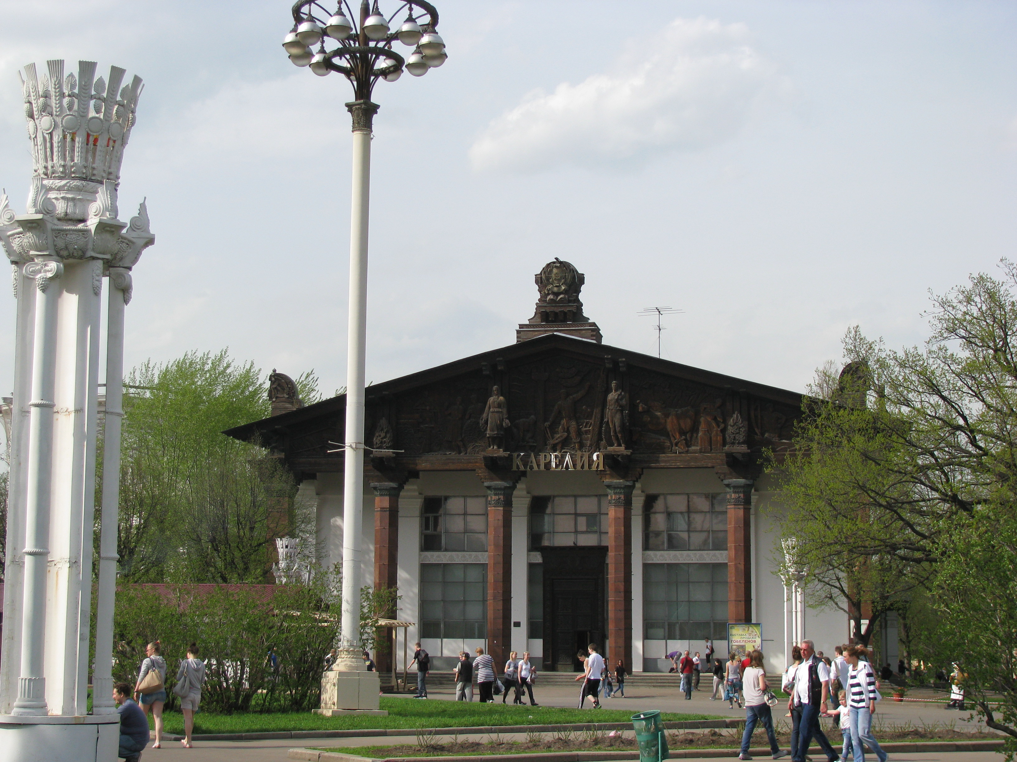 sculpture repesenting the mineral wealth of Russia